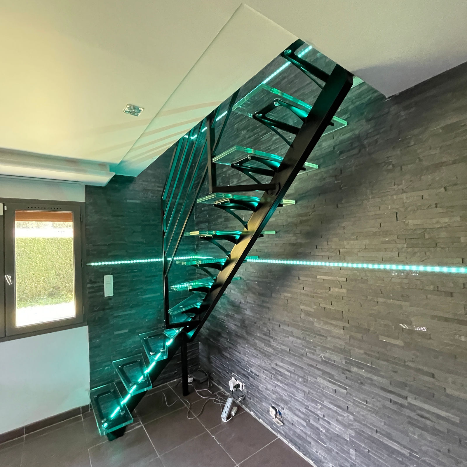 Escalier sur mesure verre et bois rétroéclairé