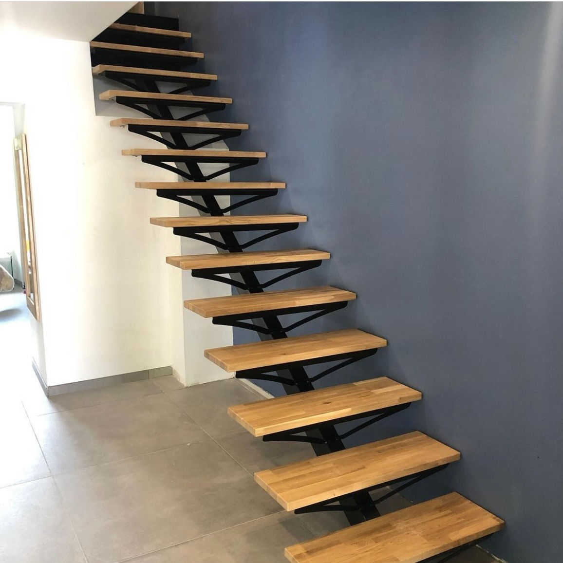 Escalier suspendu acier noir et bois