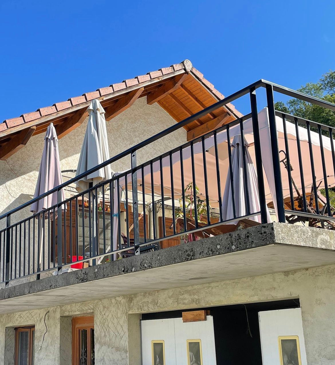 Garde-corps terrasse surélevée vue montagne