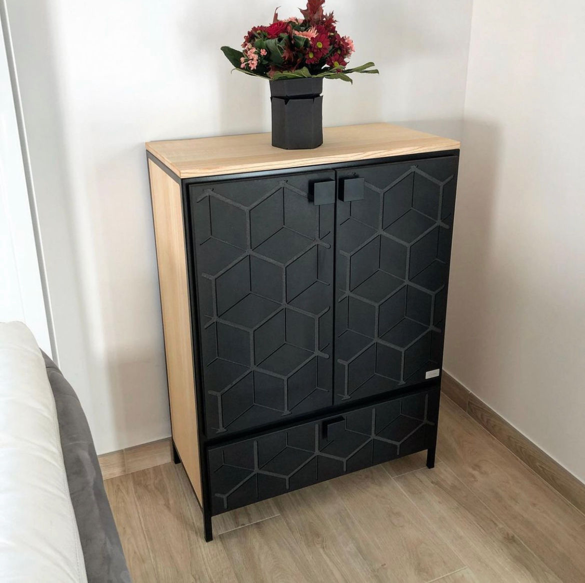 Meuble TV bois et façade hexagonale métal