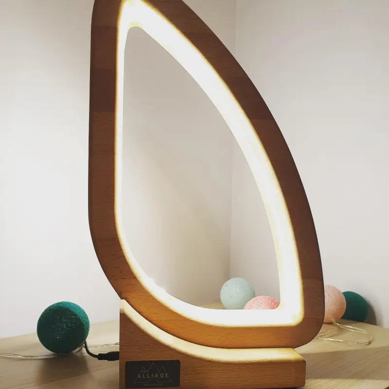D’une lampe LED en Hêtre massif — Mobilier Alliage Mobilier