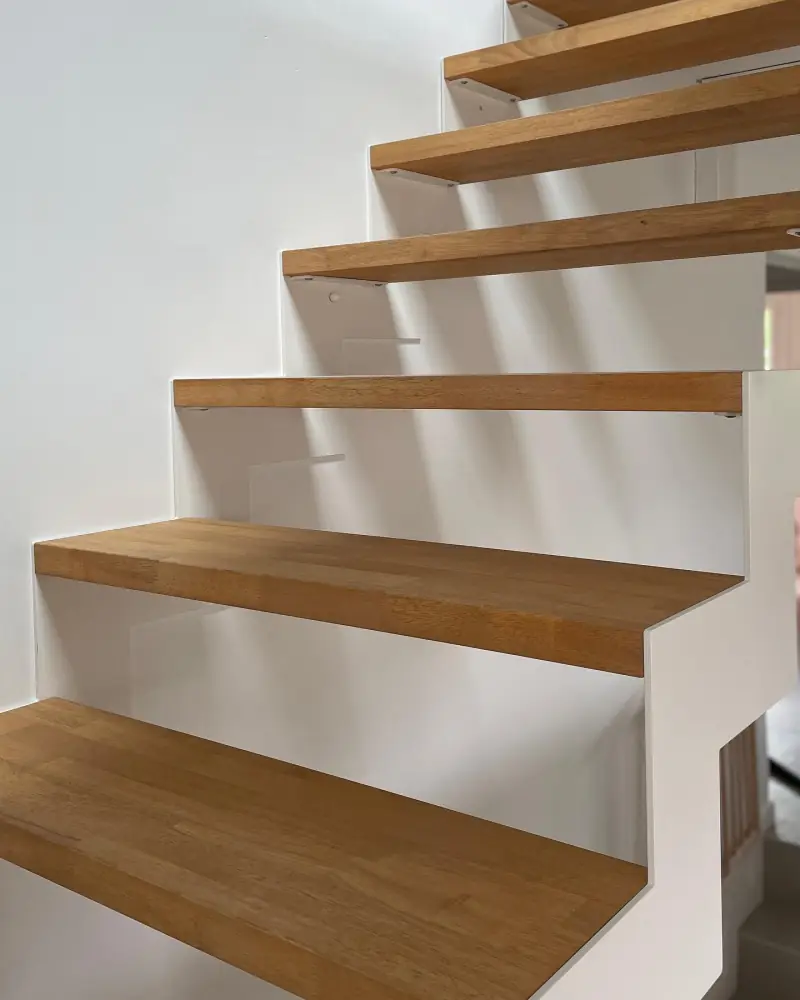 Escalier 1/4 tournant avec limons crémaillère blanc — Escaliers Alliage Mobilier