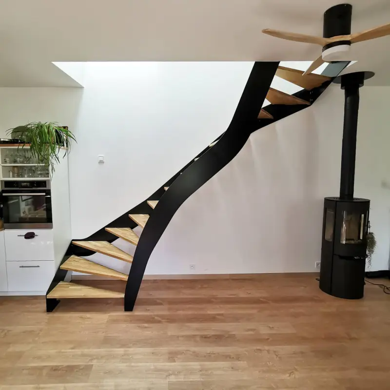 Escalier du jour, limons acier noir et marches en chêne — Escaliers Alliage Mobilier