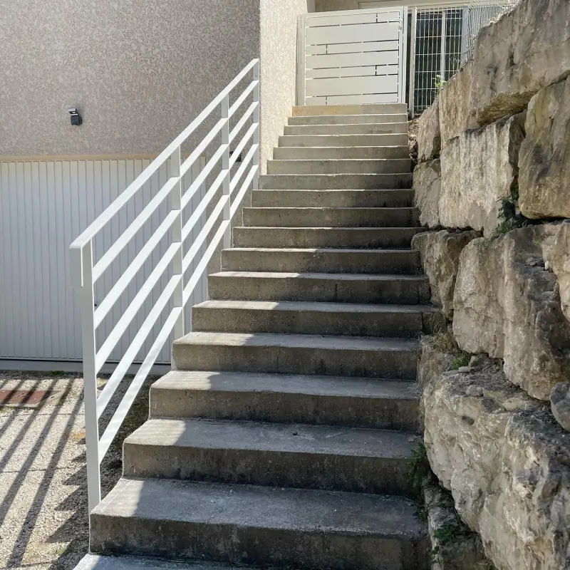 Garde-corps et portillon sur mesure posés — Escaliers Alliage Mobilier