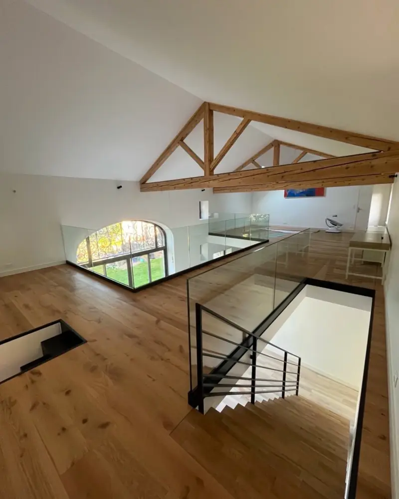 Rénovation et style moderne dans une maison de village — Escaliers Alliage Mobilier